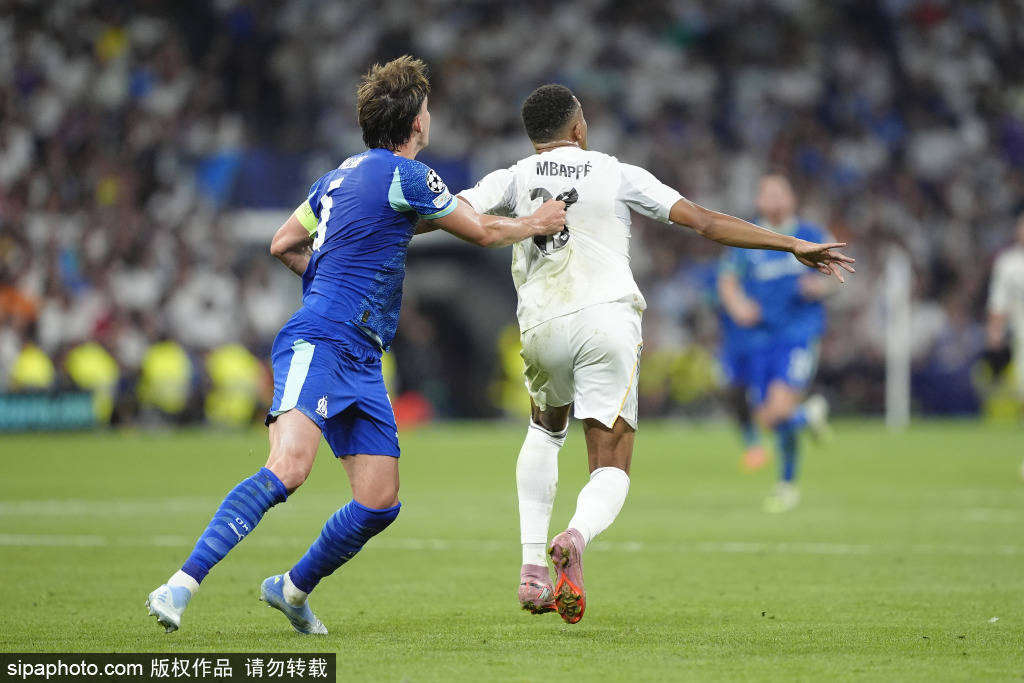 赫伊森庆祝皇马5球大胜：以这样的方式取胜，让我们继续前行！